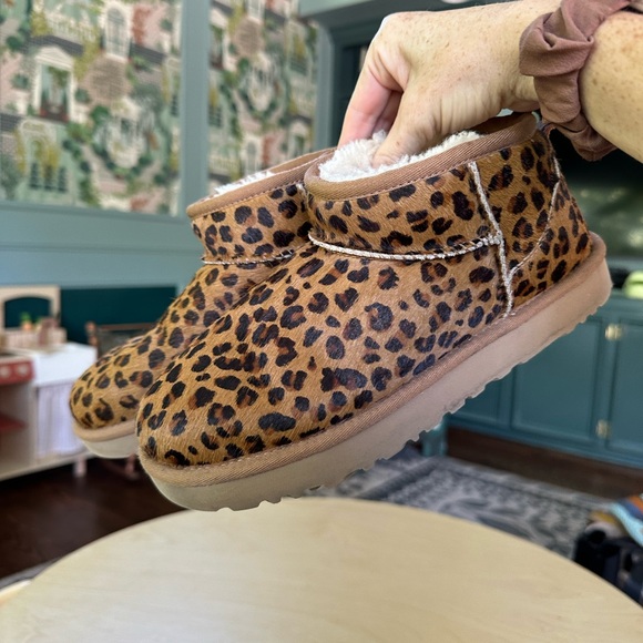UGG Women’s Classic Ultra Mini Leopard Boot | size 7 - Picture 3 of 6